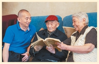 李世杰给妻子和儿子讲述抗战故事。　