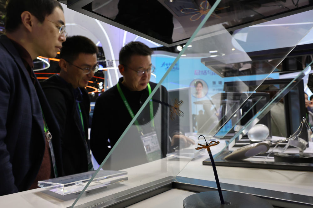 11月6日,参观者在波士顿科学公司展台一组以磁定位心脏脉冲电场消融导管(前)为代表的首发首展产品展示台前驻足观看,这是该消融导管产品的中国首展。新华社记者 方喆 摄