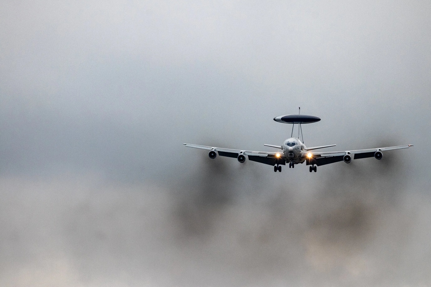 除了噪声,E-3的发动机还有极具特色的黑烟……