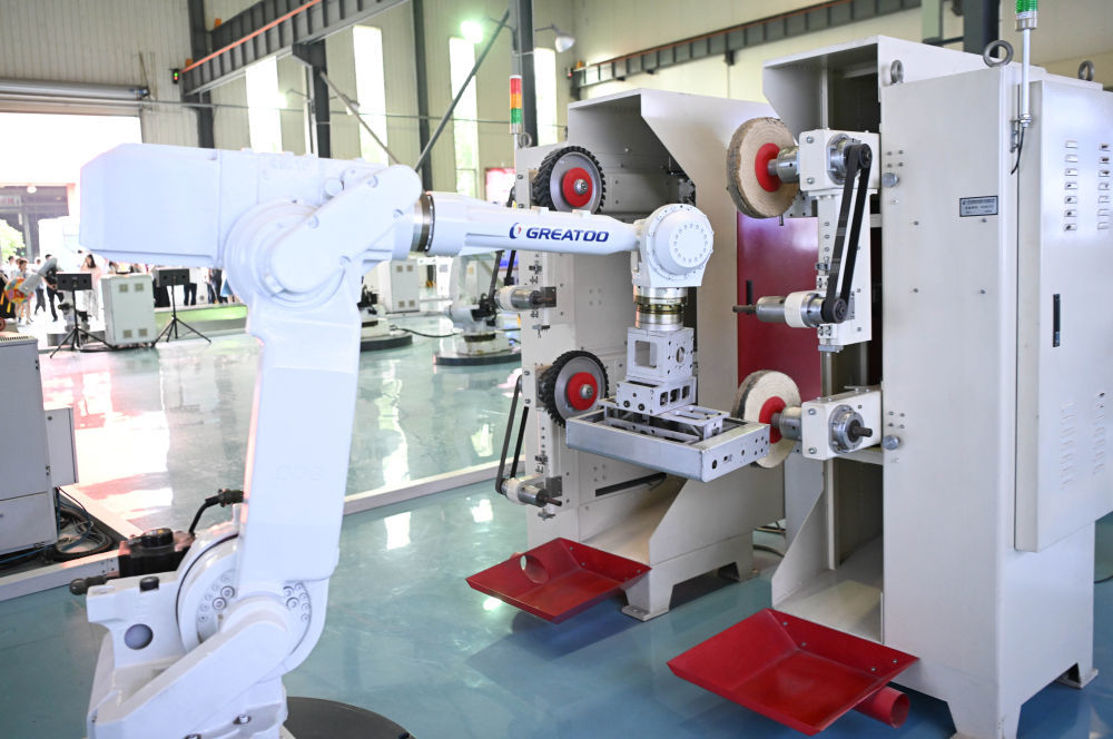 位于揭阳的巨轮智能装备股份有限公司的光伏控制箱机器人打磨单元（6月29日摄）。新华社记者邓华摄