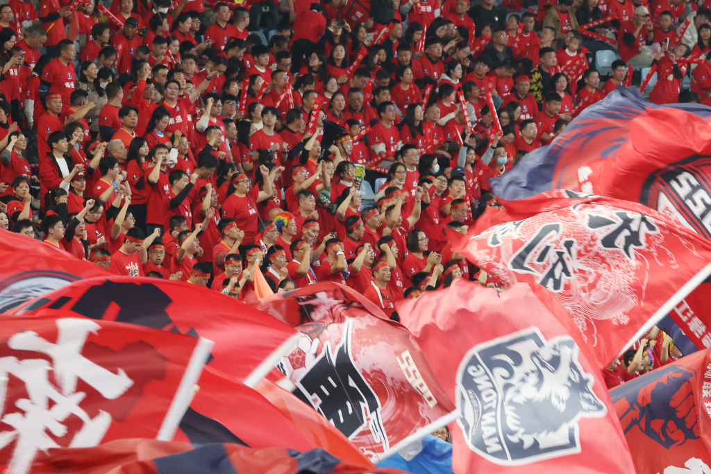 热情的苏超球迷。