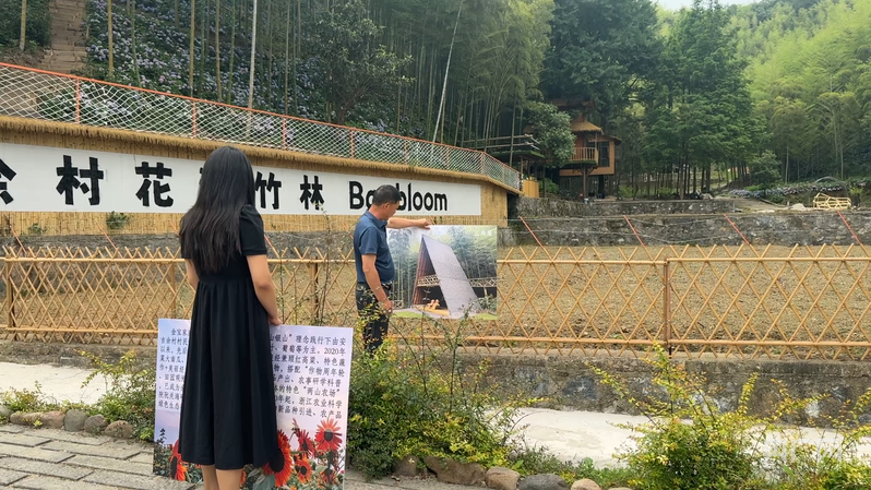 老俞父女俩比划商量广告牌位置(央广网记者 项楠 摄)
