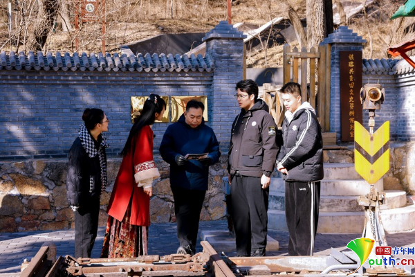 探访团用老照片做线索，跟杨存信了解青龙桥火车站的故事。主办方供图