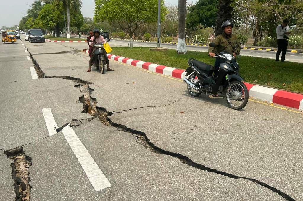 当地时间2025年3月28日,缅甸内比都,一条道路上出现了裂缝。