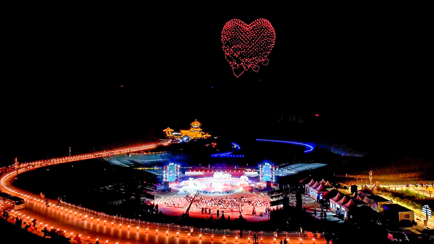 10月1日,游客在敦煌鸣沙山月牙泉景区参加“落日合唱派对”国庆专场活动。新华社发