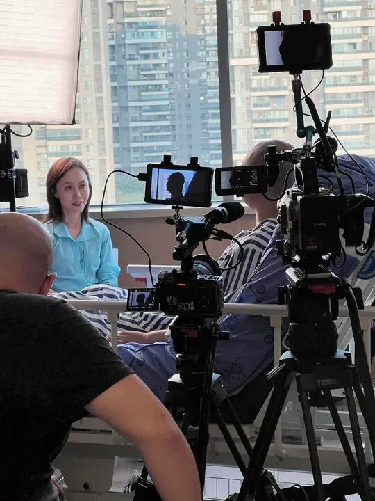 刘潇在四川大学华西医院病房采访半侵入式脑机接口受试者小华(化名)。