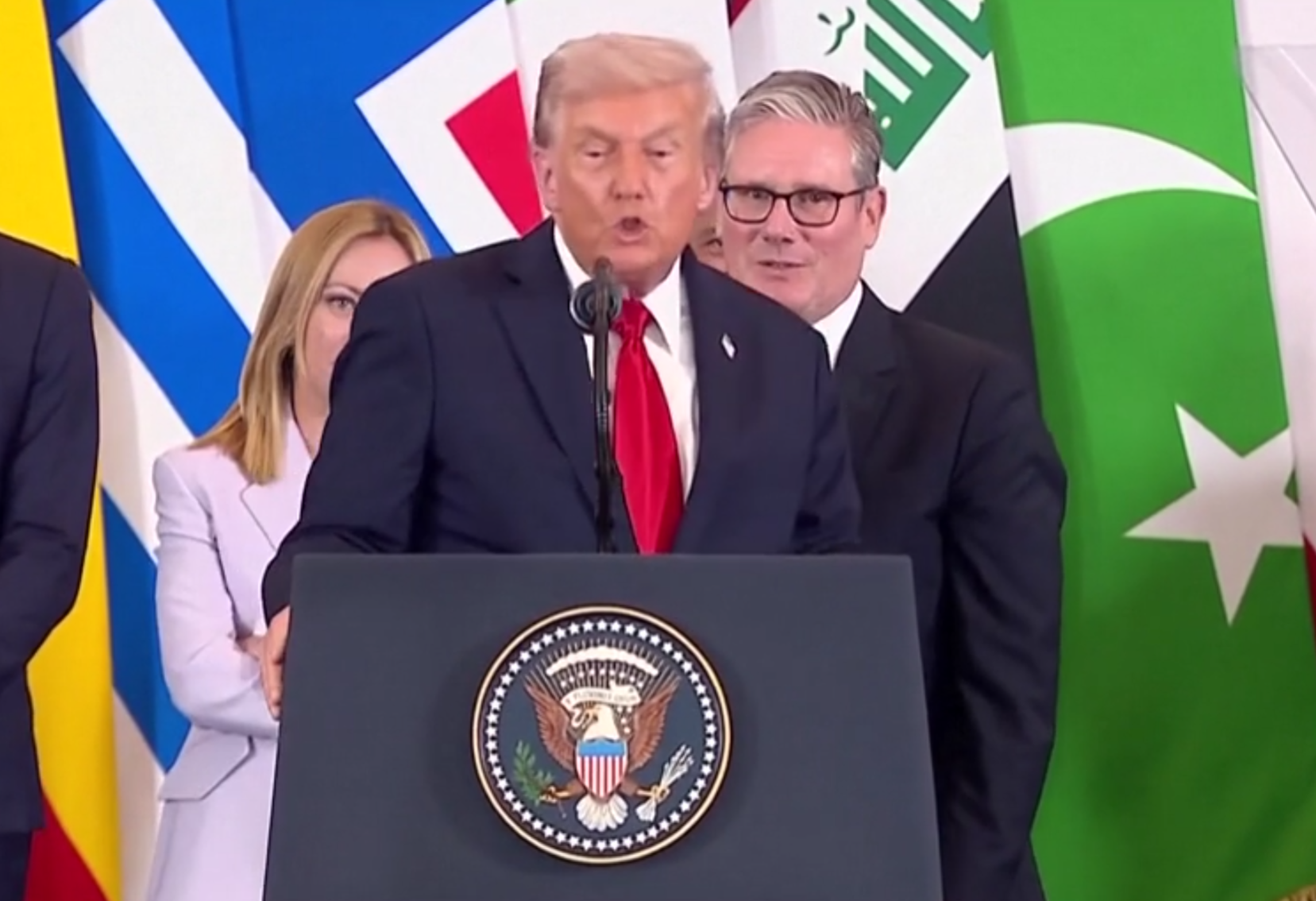 当地时间13日，斯塔默在加沙峰会上被特朗普点名上前，结果却被晾在一边。图为英媒发布的视频截图