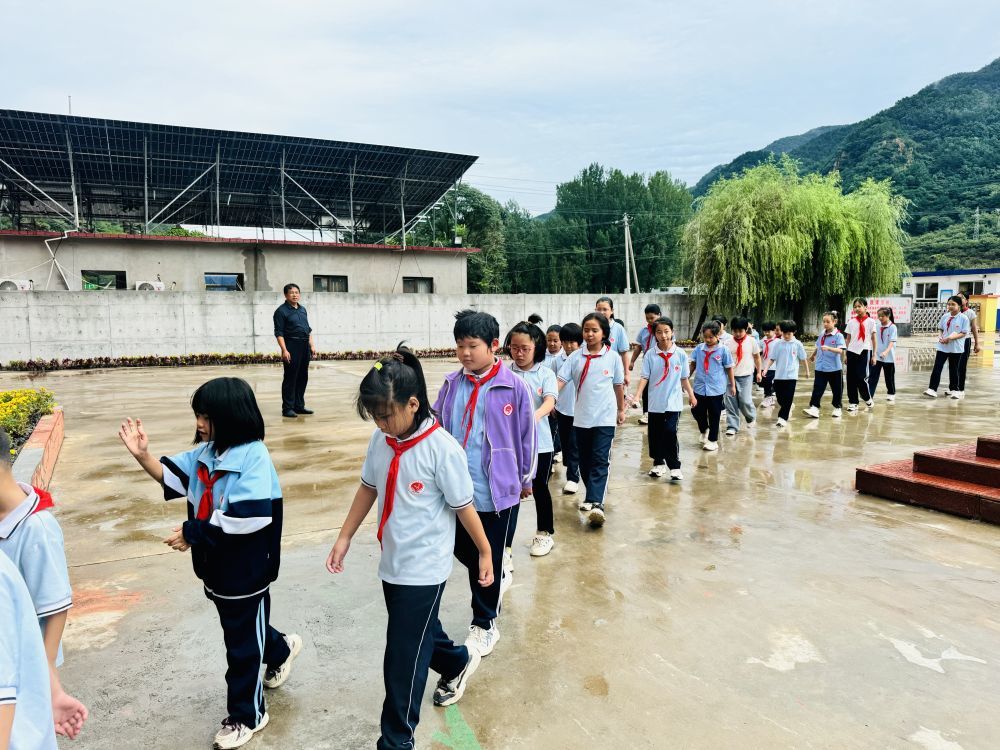 河北兴隆县六道河小学学生正排队前往食堂用餐。(受访者供图)