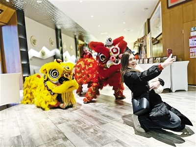 新春即将到来之际,一名德国游客在长城脚下过大年活动中被浓郁的中国年味儿吸引