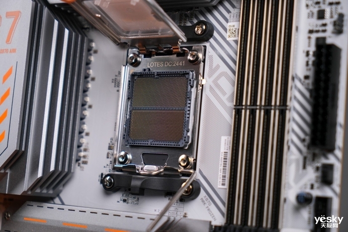 硬派电竞风高端AMD主板 七彩虹CVN X870 ARK FROZEN V14方舟主板评测