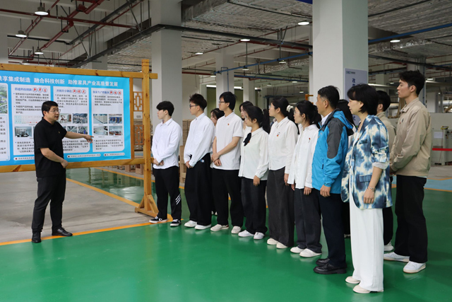 赣南师范大学师生走进南康家具企业，感受新质生产力的蓬勃发展。聂绍群摄