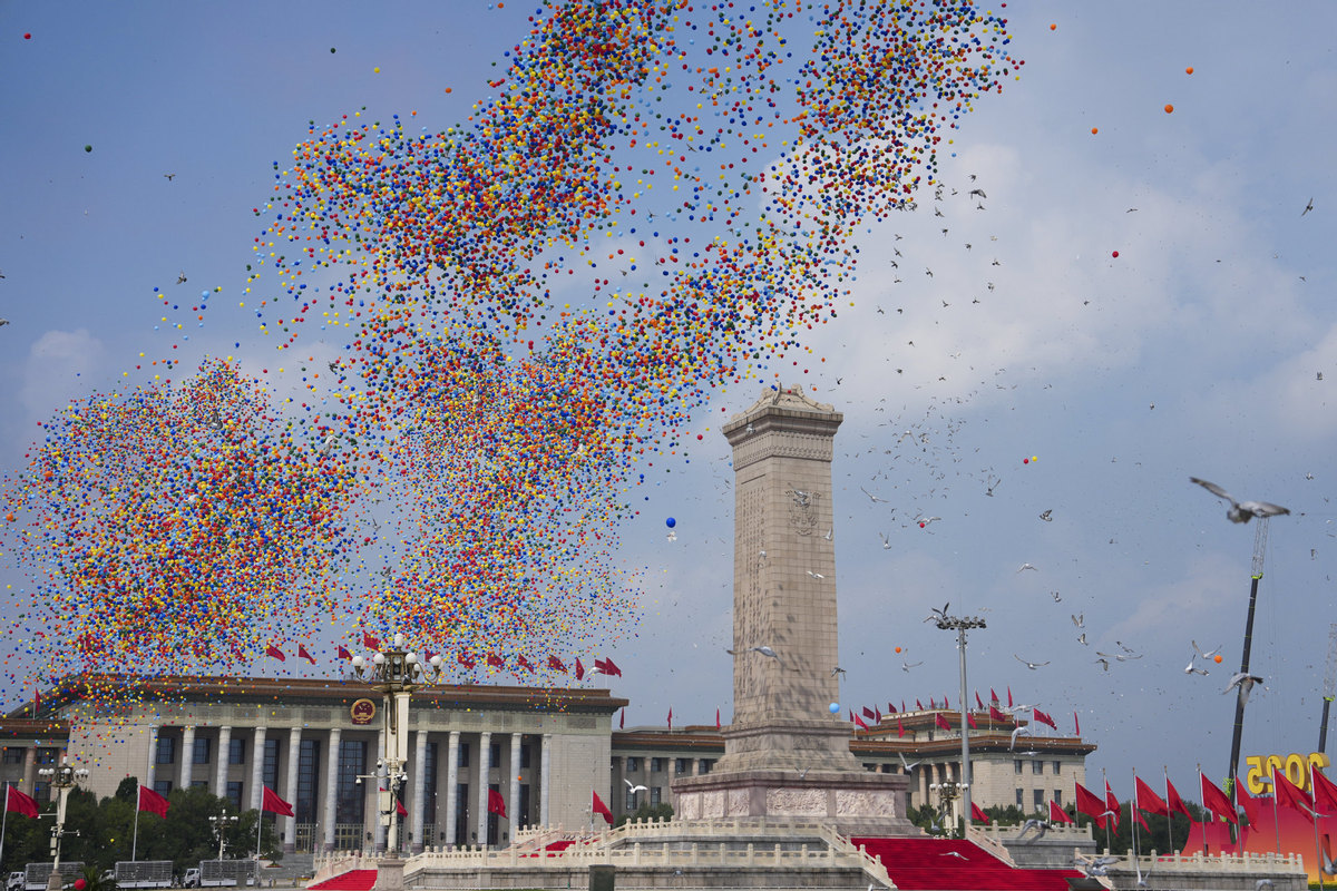 9月3日，纪念中国人民抗日战争暨世界反法西斯战争胜利80周年大会在北京隆重举行。这是纪念大会现场放飞气球和鸽子。（图片来源：新华社）