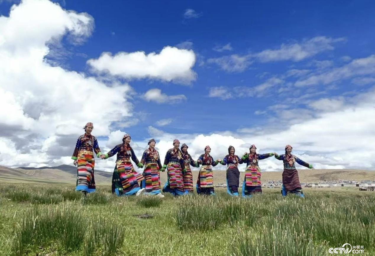 记者团体验扎扎服饰