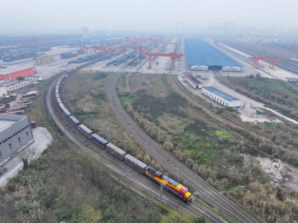2025年1月29日，农历新年重庆地区首趟中欧班列在重庆团结村站发车（无人机照片）。新华社记者 唐奕 摄