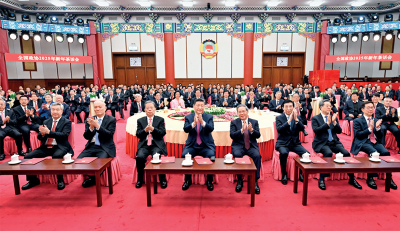 2024年12月31日，全国政协在北京举行新年茶话会。党和国家领导人习近平、李强、赵乐际、王沪宁、蔡奇、丁薛祥、李希、韩正出席茶话会并观看演出。 新华社记者 谢环驰/摄