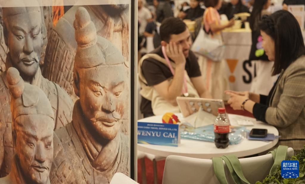 10月8日,在美国拉斯维加斯,人们在2025年美国国际会议与奖励旅游展的中国展区交谈。 新华社发(曾慧摄)