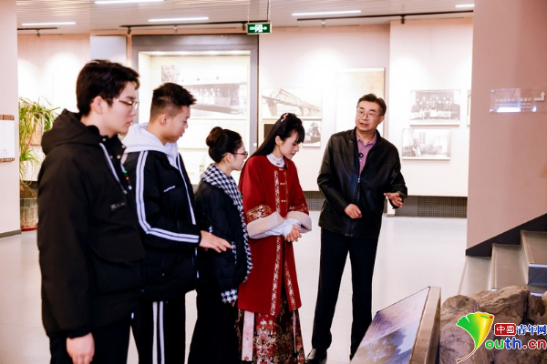 孙志伟给大家介绍詹天佑主持修建京张铁路背后鲜为人知的故事。主办方供图