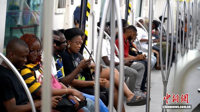 7月28日，乘客乘坐尼日利亚拉各斯轻轨蓝线。 中新社记者 吕杨 摄
