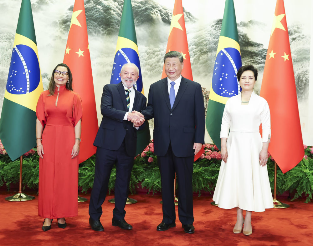 5月13日下午，国家主席习近平在北京人民大会堂同来华进行国事访问的巴西总统卢拉举行会谈。这是习近平和夫人彭丽媛同卢拉和夫人罗桑热拉合影。新华社记者 黄敬文 摄