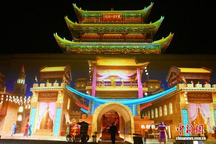 2025年10月28日，在位于甘肃省嘉峪关市嘉峪关文物景区内，游人夜游嘉峪关灯光剧。李亚龙　摄