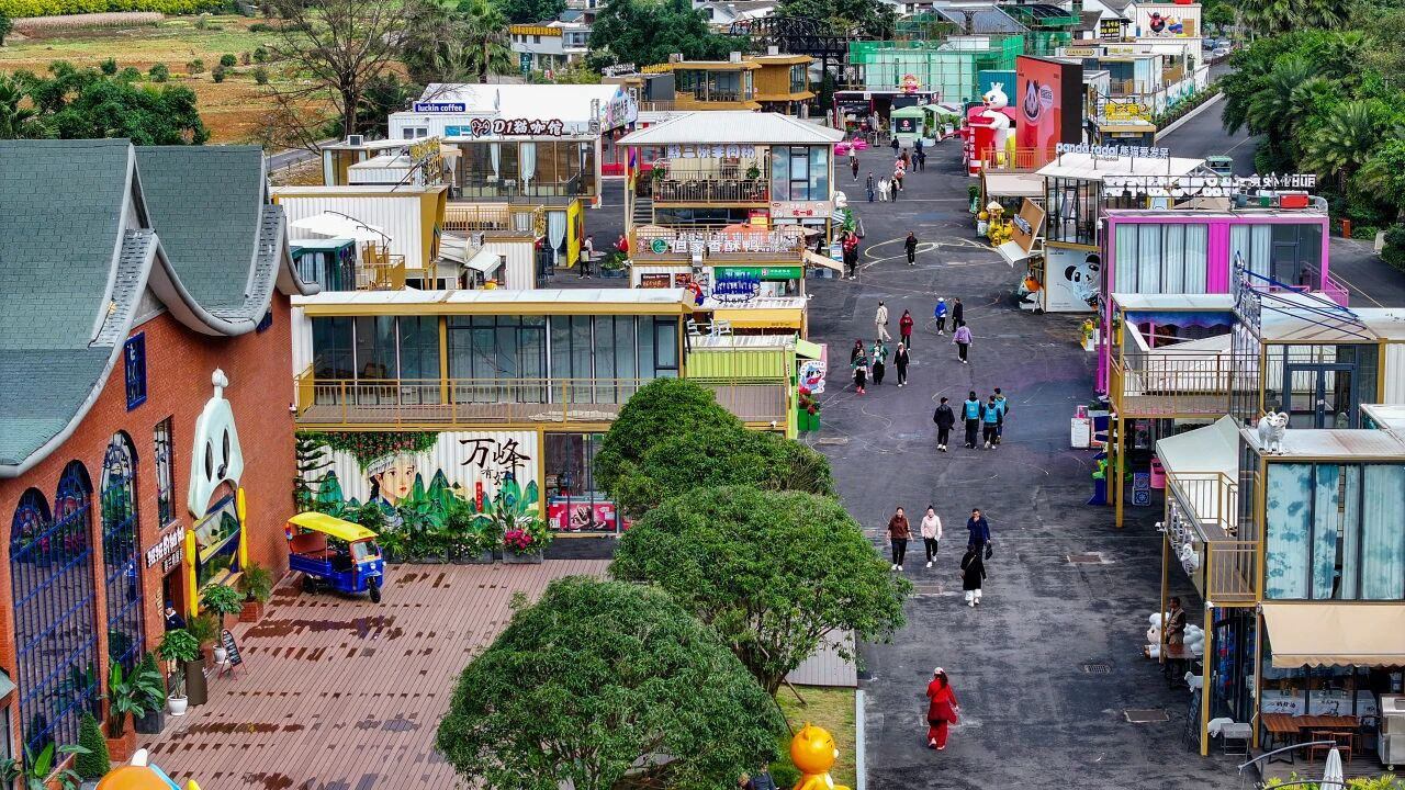 游客在贵州省黔西南州兴义市万峰林景区峰潮集游玩。刘朝富摄