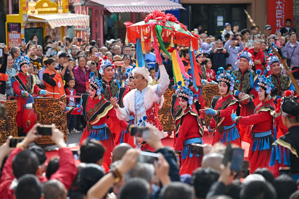 10月1日,游客在新疆国际大巴扎观看表演。新华社记者 丁磊 摄