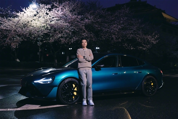 雷军晒与小米YU7的樱花合照:天还没亮就到武大了