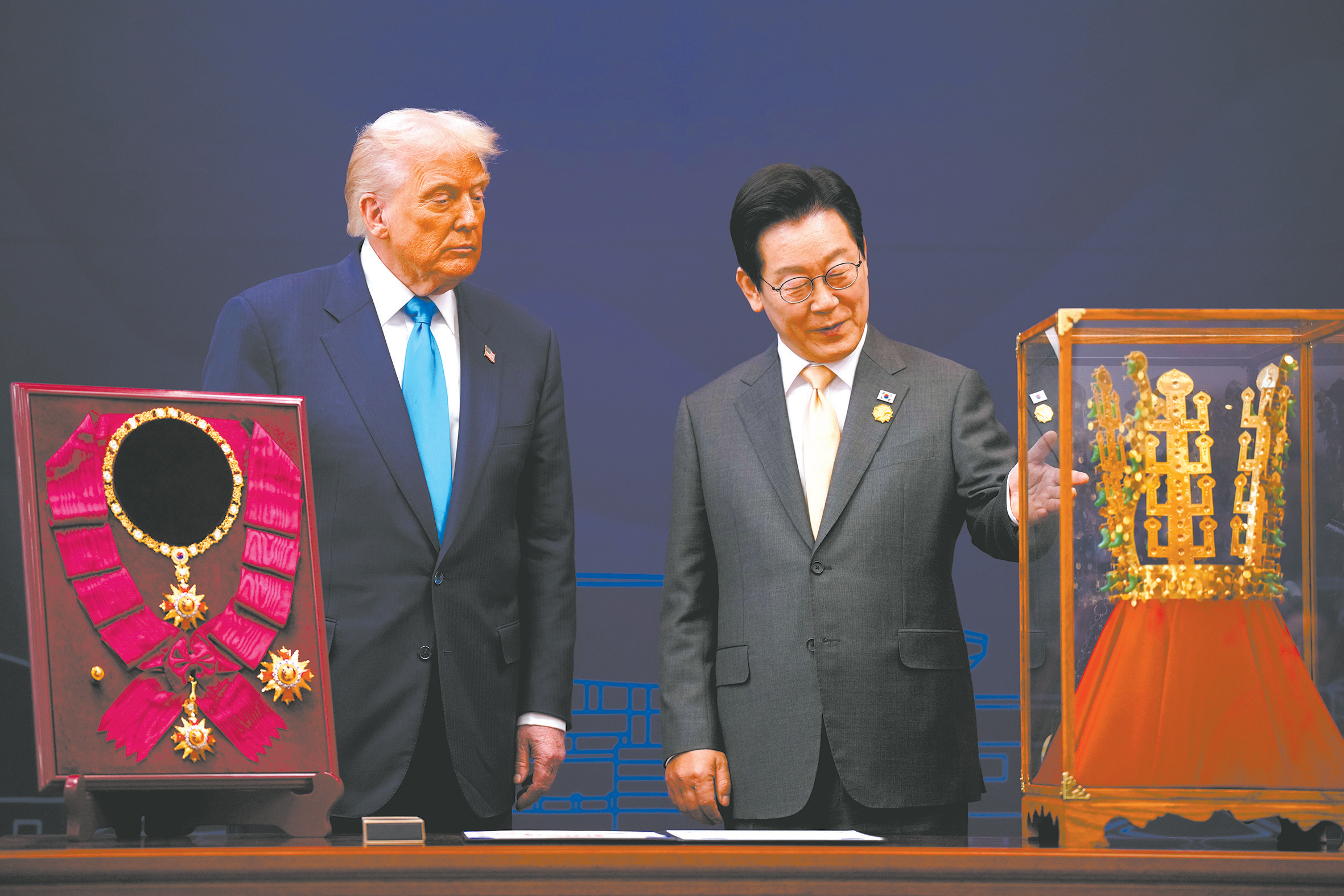 韩国总统李在明29日赠予美国总统特朗普无穷花大勋章和庆州天马冢金冠模型。(视觉中国)