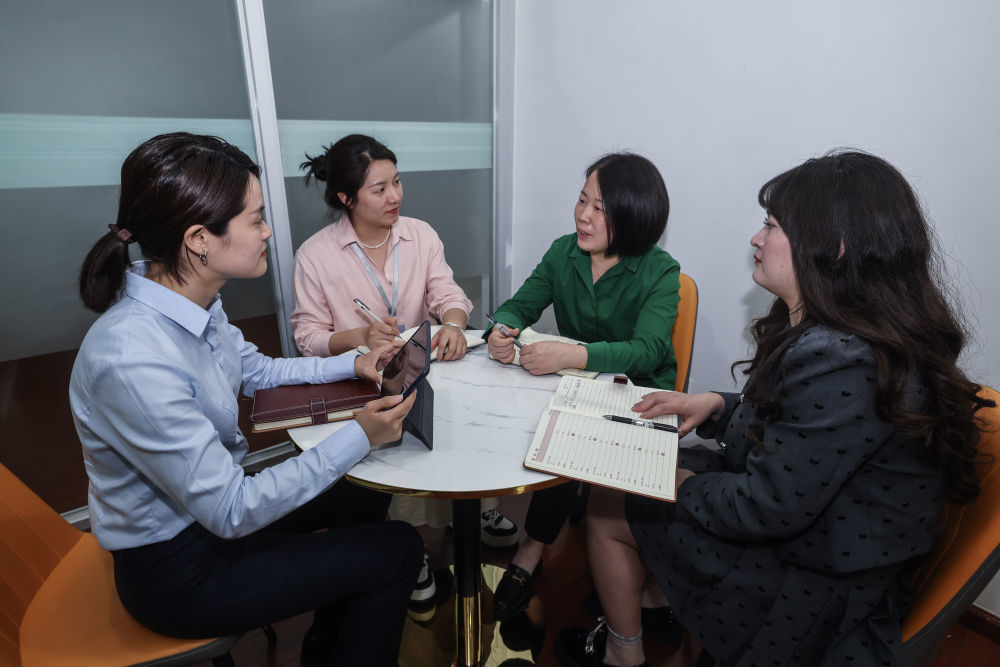 4月17日，在浙江星程吉月智能科技有限公司，富阳经济技术开发区助企服务专员（左二）、富阳农商银行工作人员（左一）上门解决企业融资需求。新华社记者 徐昱 摄