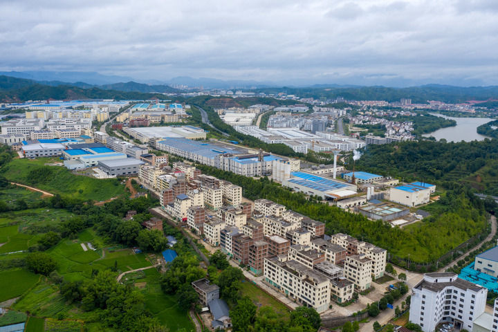 这是6月17日拍摄的上犹县工业园区（无人机照片）。新华社记者 郭杰文 摄