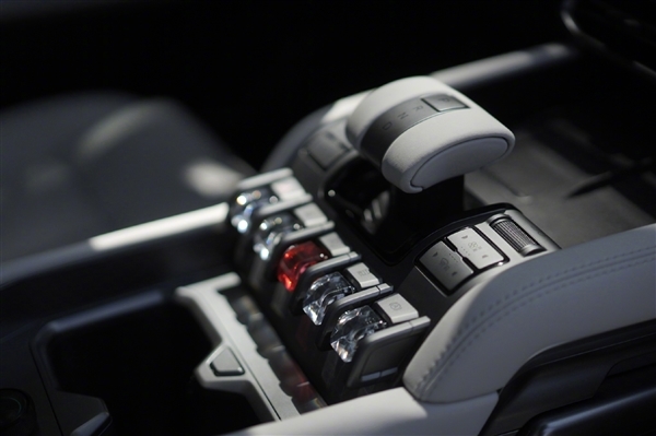 或22万起售 比亚迪方程豹钛3内饰官图发布:实体按键管够