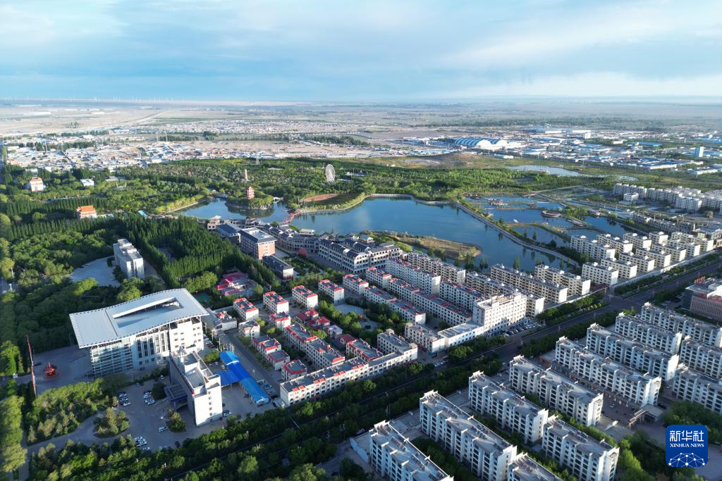 这是2025年5月22日拍摄的甘肃省玉门市新市区城市一角（无人机照片）。新华社记者 张智敏 摄