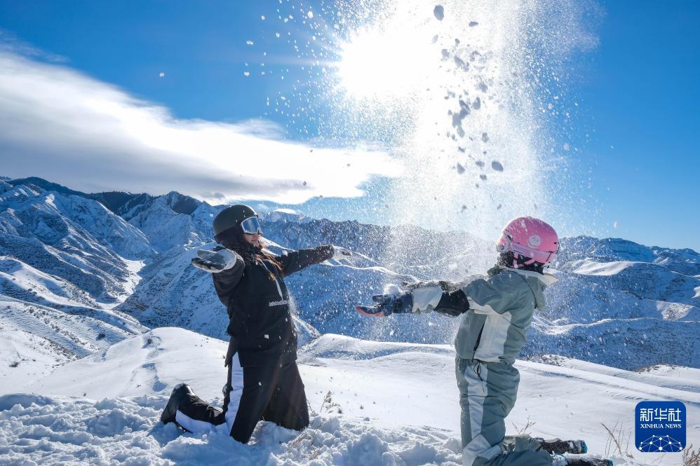 2023年12月22日，游客在新疆阜康市天山天池国际滑雪场游玩。新华社记者张铖摄
