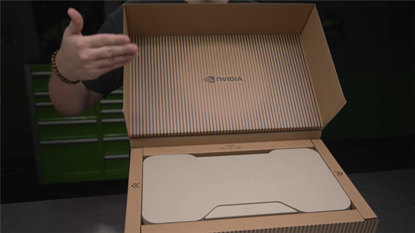 NVIDIA RTX 5090公版显卡官方开箱:包装设计彻底改变!
