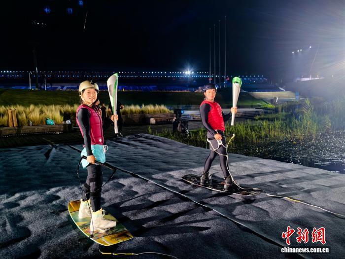 8月3日,徐露(左)与阿卢晓波(右)在成都世运会开幕式彩排现场。(受访者供图)