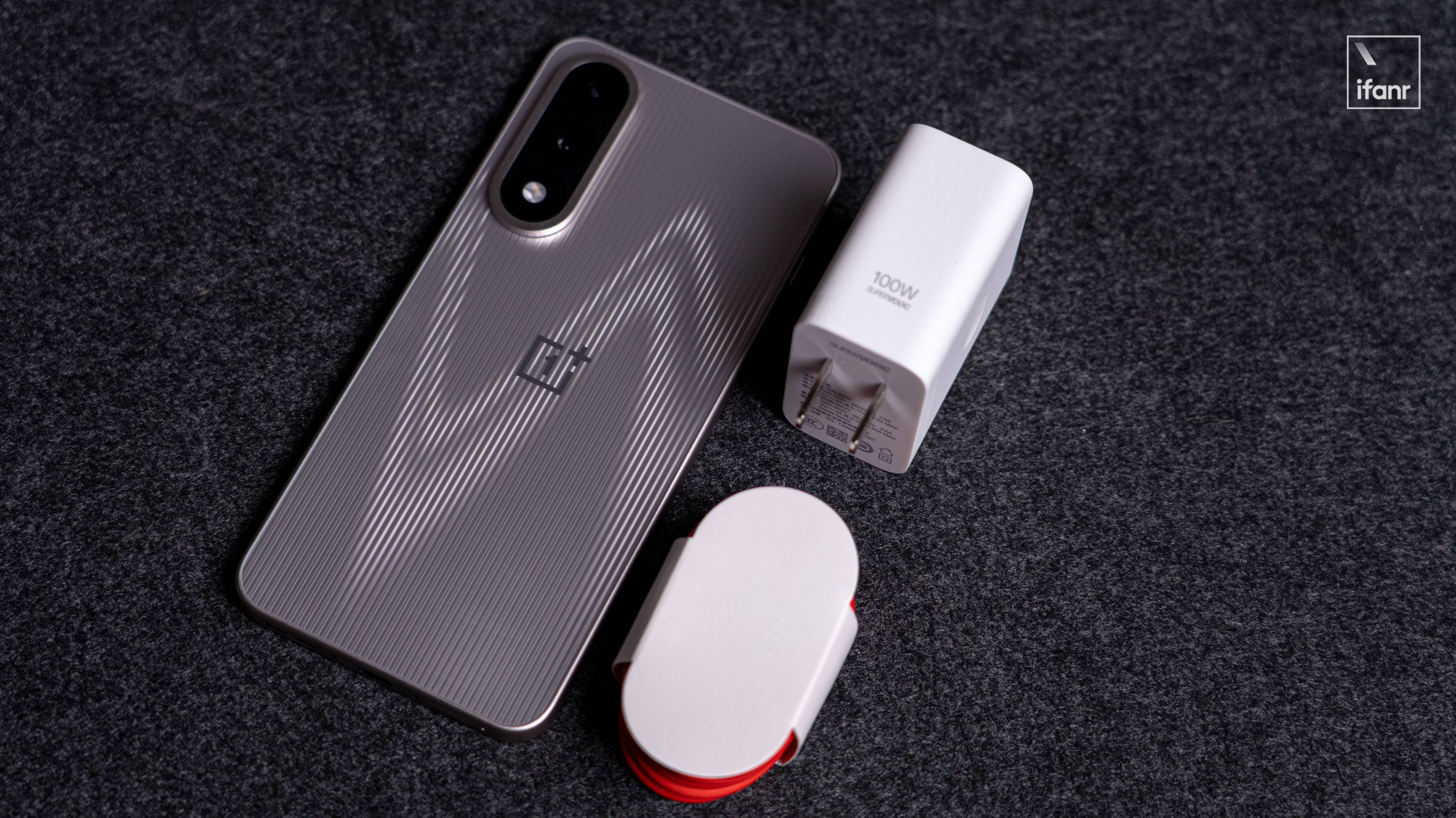 一加 Ace 5 至尊版:起售价 2000 出头,搭载天玑 9400+ 的三芯组合,到底强在哪里?