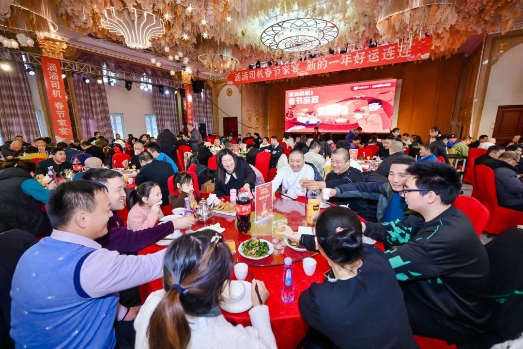 图为:司机师傅携家属们在青岛家宴现场