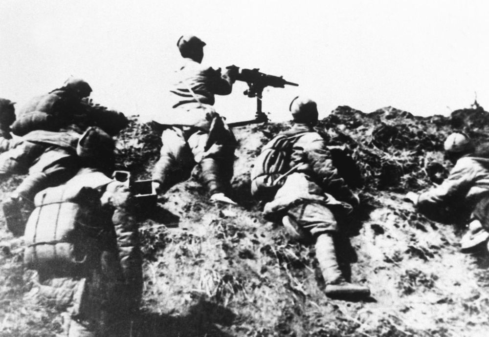 百团大战第一阶段以破袭正太铁路为重点，阳泉位于其“咽喉”部位，成为第一阶段的主战场。这是在山西狮脑山血战中的我军机枪阵地。