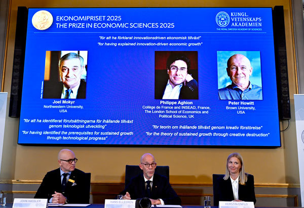 10月13日,瑞典皇家科学院决定将诺贝尔经济学奖授予乔尔·莫基尔、菲利普·阿吉翁和彼得·豪伊特(大屏左起) IC Photo