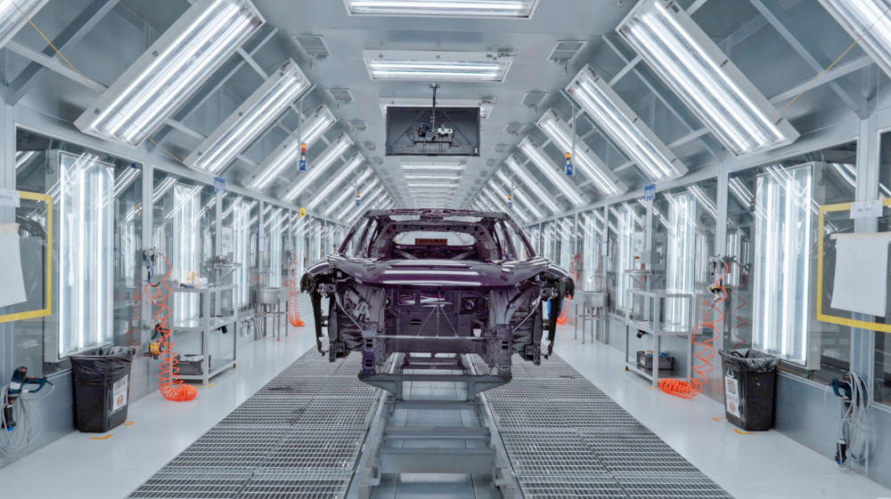 这是2025年7月28日在重庆拍摄的阿维塔数智工厂生产车间。新华社记者 陈诚 摄