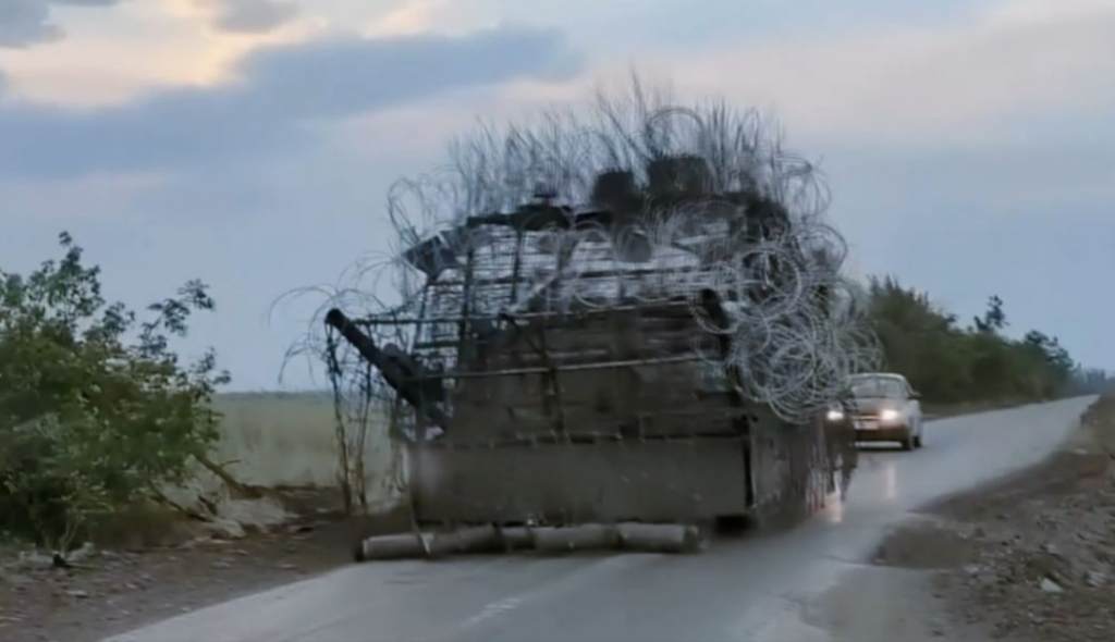 俄乌冲突僵持持续,冲突也催生了多种让人“匪夷所思”的武器,比如不堪无人机袭扰的主战坦克变身“豪猪”坦克,