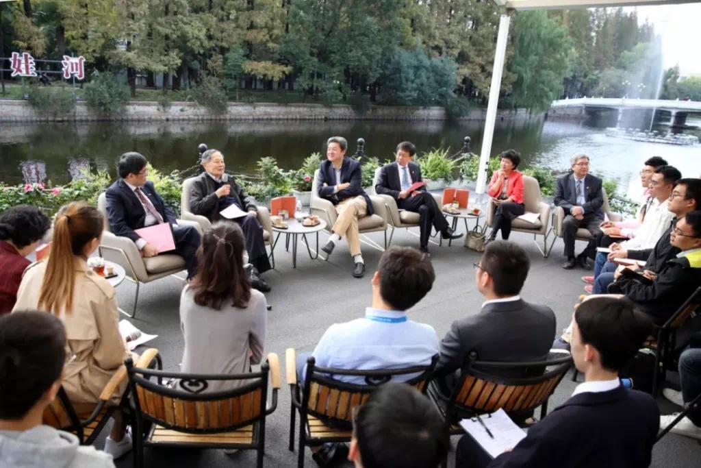 2018年10月16日,杨振宁在华东师范大学丽娃河畔与师生交流。华东师范大学 图