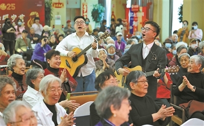 王瀚林(左)、罗睿凡在社区的“春晚”上尽情歌唱,博得老人们阵阵掌声