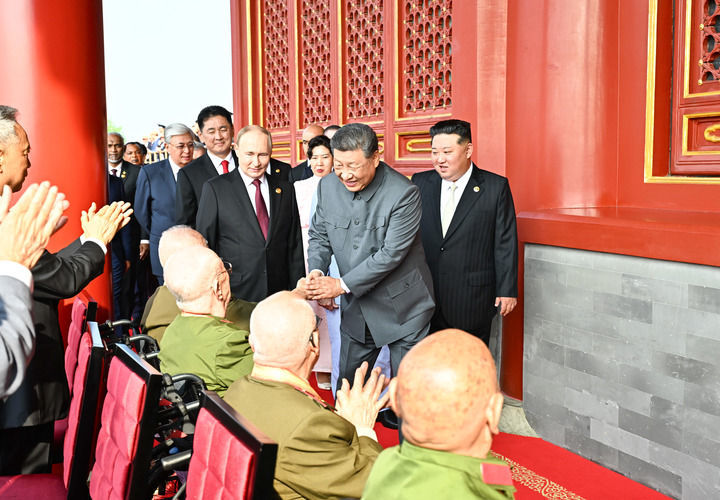 9月3日,纪念中国人民抗日战争暨世界反法西斯战争胜利80周年大会在北京天安门广场隆重举行。这是大会开始前,中共中央总书记、国家主席、中央军委主席习近平同抗战老战士老同志代表亲切握手,向他们表示崇高敬意。新华社记者 燕雁 摄