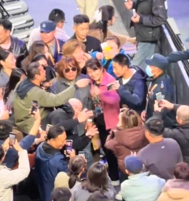 伍佰模仿者在观众席被众多歌迷围观合影。