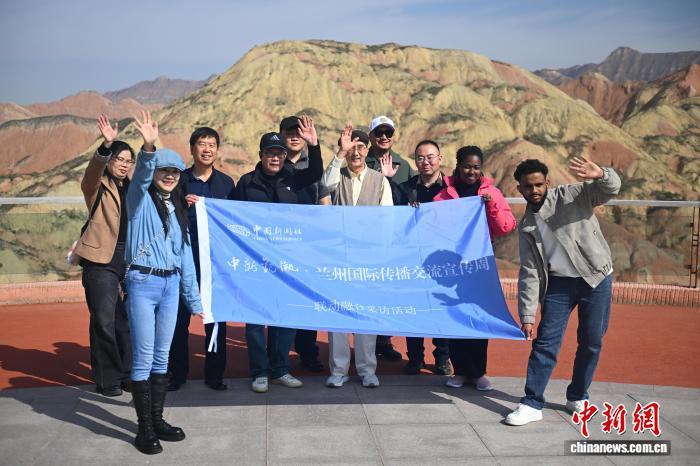 10月19日，“兰州国际传播交流宣传周”联动融合采访活动在甘肃省兰州市正式启动。图为融合采访团成员合影留念。李亚龙　摄