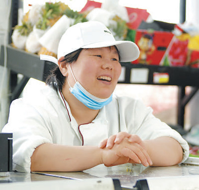 郭英梅在超市收银台。王玉强摄