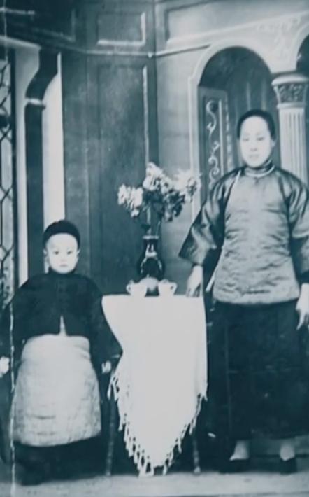 幼年时期的杨振宁与母亲