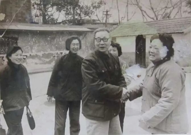 1980年2月,寒假后的开学第一天,当时的上海市教育局领导杭苇来到建襄小学