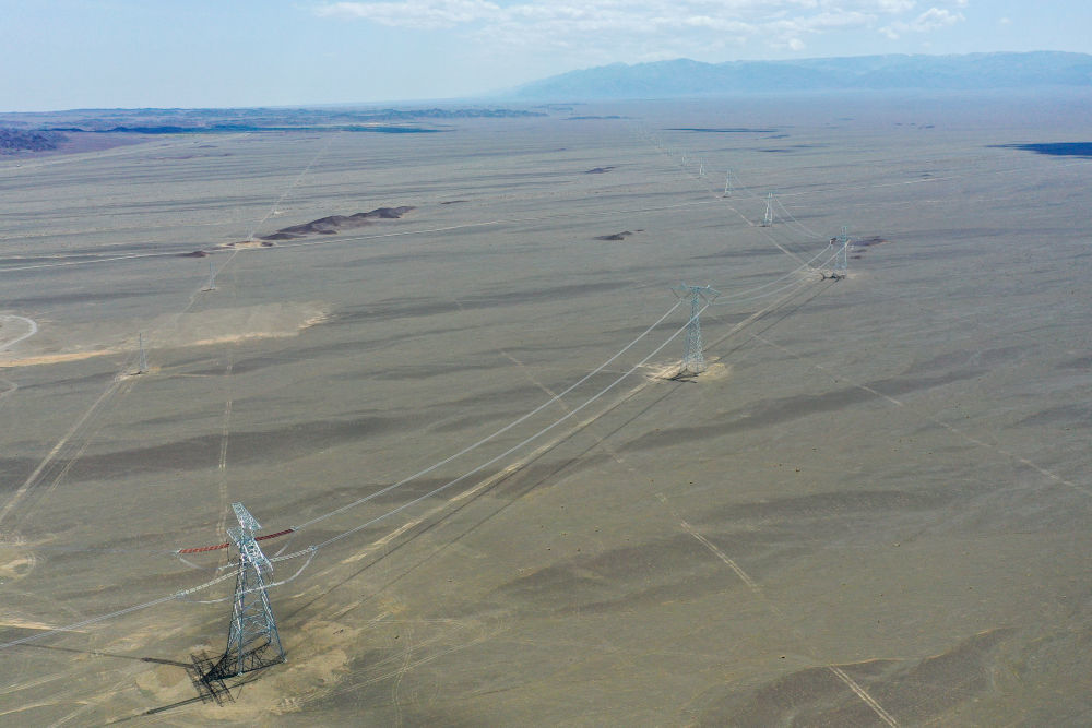 这是6月10日拍摄的哈密—重庆&plusmn;800千伏特高压直流输电线路（无人机照片）。新华社记者 丁磊 摄